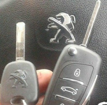 Peugeot 308 auto ključ – izrada i programiranje